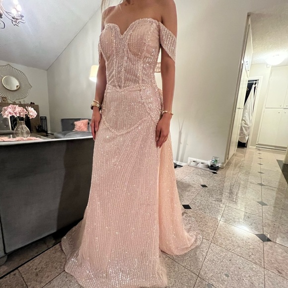 Beautiful Medium blush dress size 10. Only wore once, great shape and condition - Picture 2 of 7